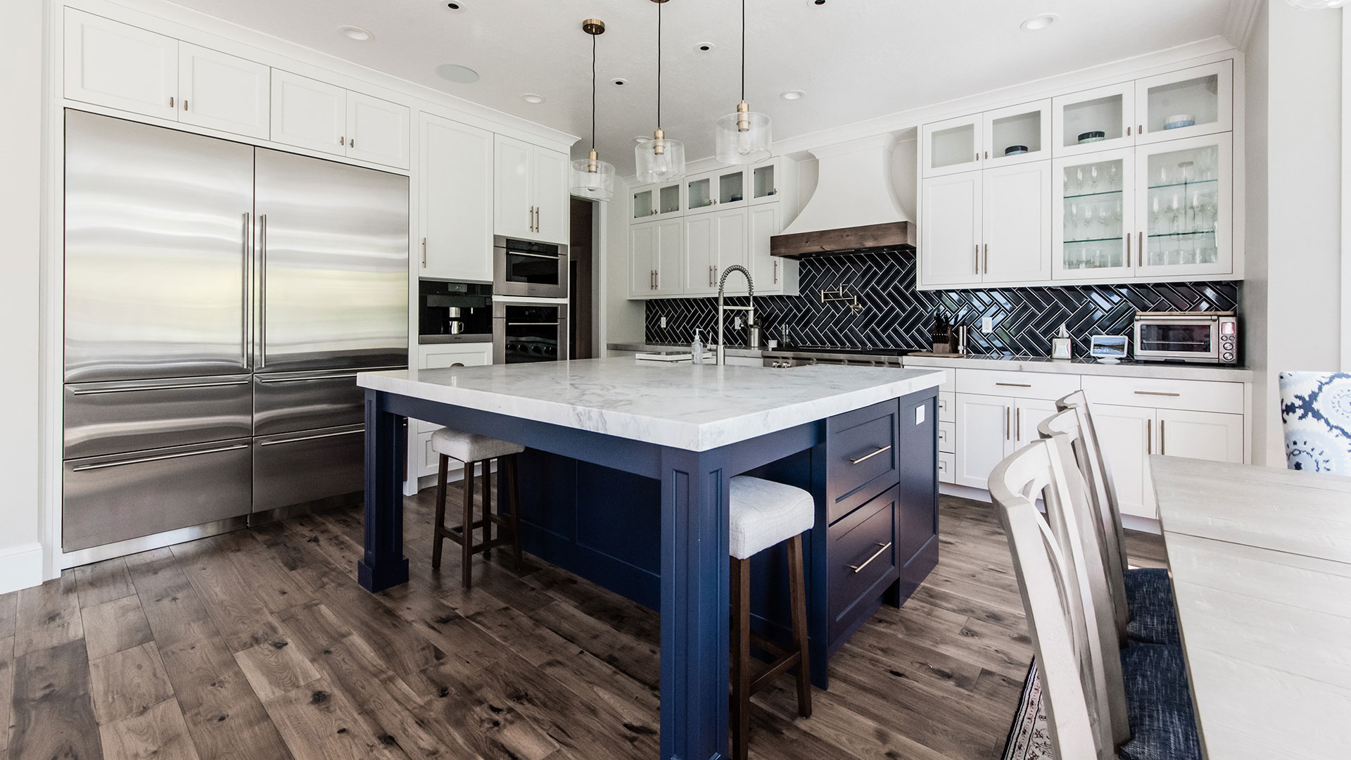 coutertop supported by pillars