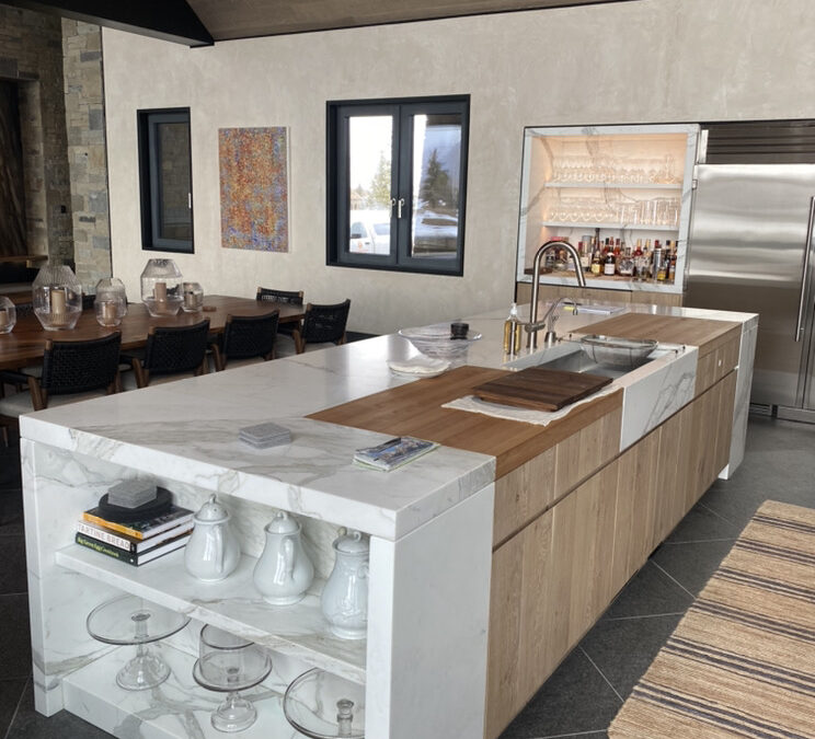 Marble Countertops vs. White Quartz: Which One Is Right for Your Kitchen?