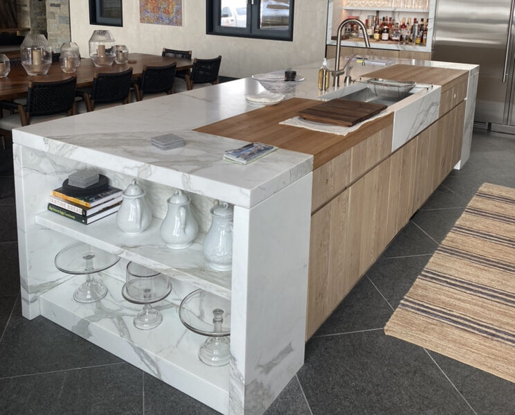 marble countertops vs white quartz image of a kitchen illustrating the difference between marble countertops and white quartz countertops